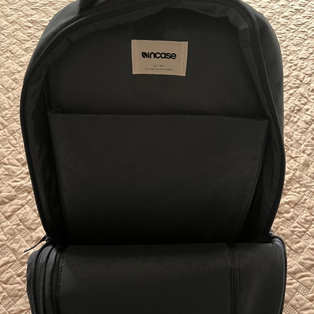 Incase Backpack - Picture 3 of 4